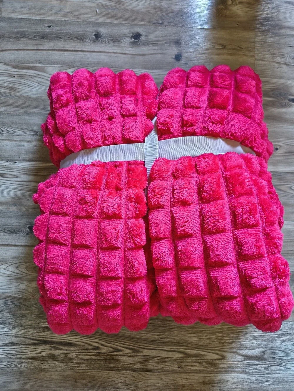 AKMI Textiles King Sized Soft Blanket in Red